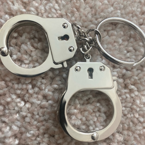 Supreme Handcuffs Keychain - Picture 5 of 5